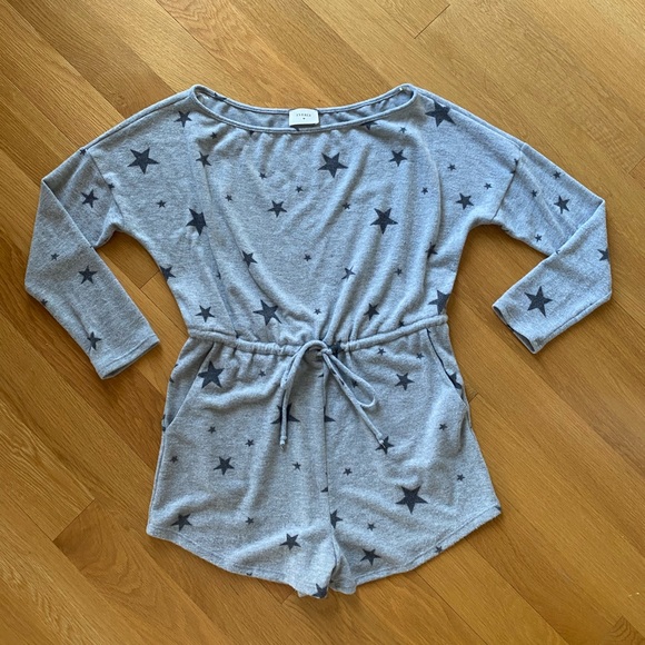 NWOT Vici Higher Love Pocketed Star Print Romper - Picture 2 of 5